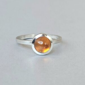 Anel com citrino cabochão em prata