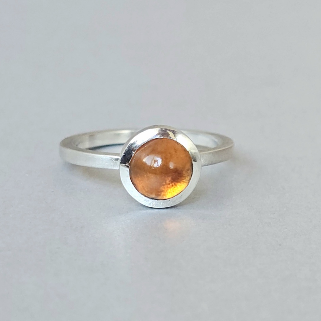 Anel com citrino cabochão em prata