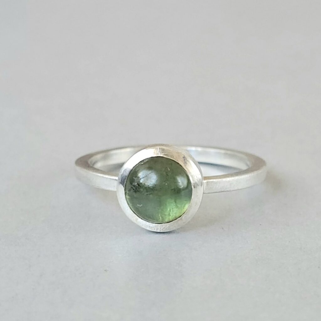 Anel com turmalina cabochão em prata
